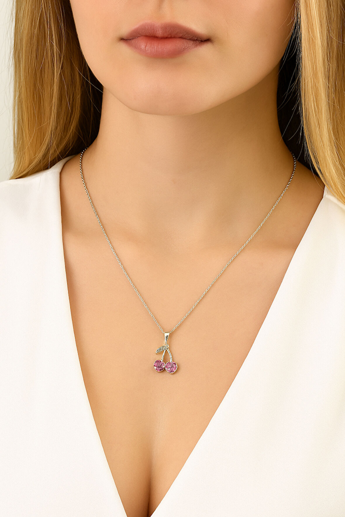 Kadın Kiraz Figürlü Zirkon Taşlı Kolye – Pembe Taşlı & Minimal Tasarım