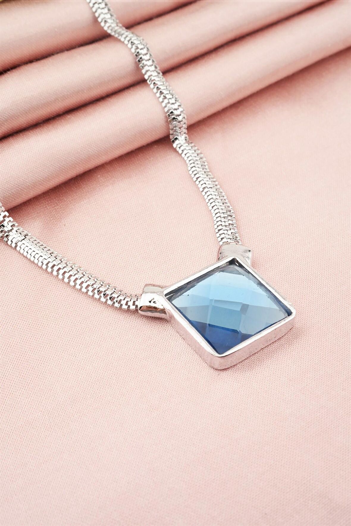 Kadın Özel Tasarım Kare Model Kesme Taşlı Model Yılan Zincirli Kolye