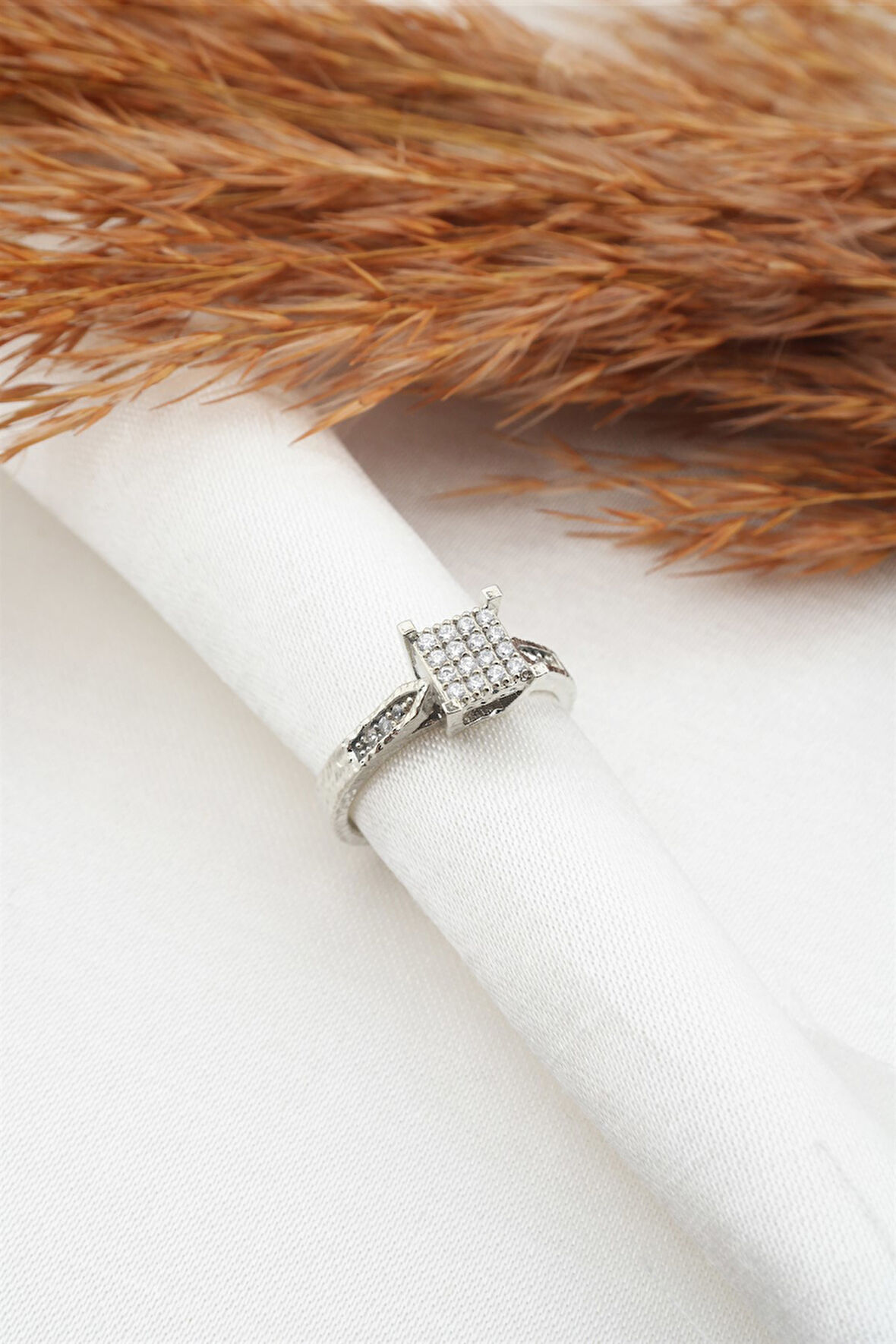 Kadın Özel Tasarım Ayarlanabilir Numarasız Zirkon Taşlı Kare Model  Yüzük