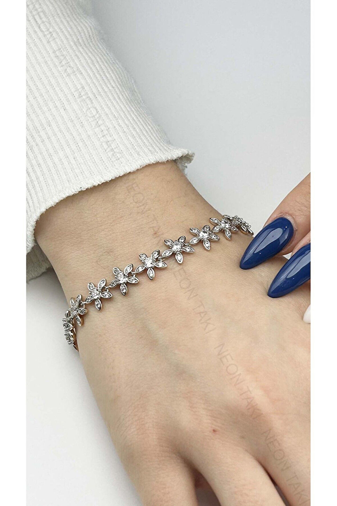 Zirkon Taşlı, Çiçek Figürlü, Yüzeyi Altın Çelik Bileklik 436, Kasa Altın Renk