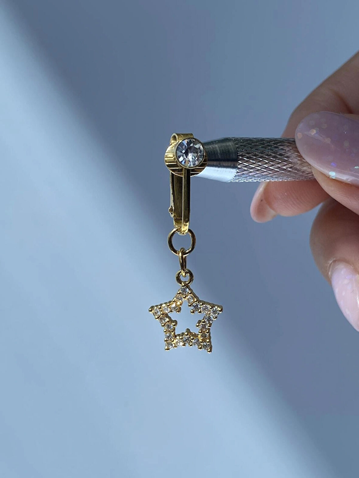  Çelik Göbek Piercing Mıknatıslı Deliksiz Kullanım Sıkıştırmalı Yıldız Sallantılı Model Sarı Renk Zirkon Taşlı