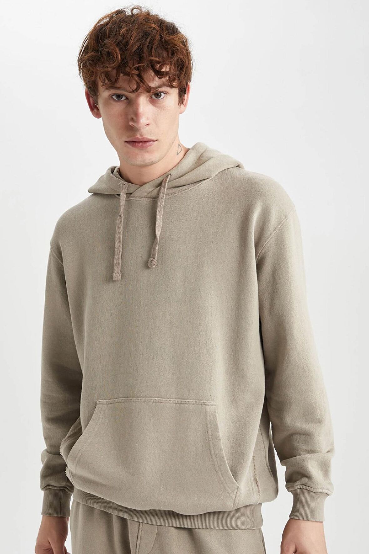 DeFacto Regular Fit Kapüşonlu Yıkamalı Soluk Efektli Kanguru Cepli Sweatshirt B1118AX23AUBG250