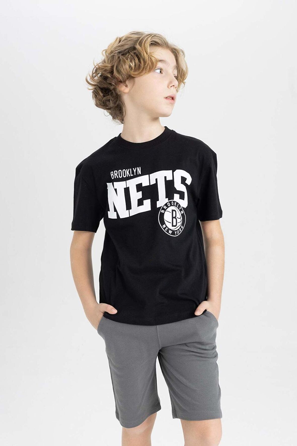 DeFacto Erkek Çocuk NBA Brooklyn Nets Oversize Geniş Kalıp Bisiklet Yaka Kısa Kollu Tişört C0393A824SMBK81