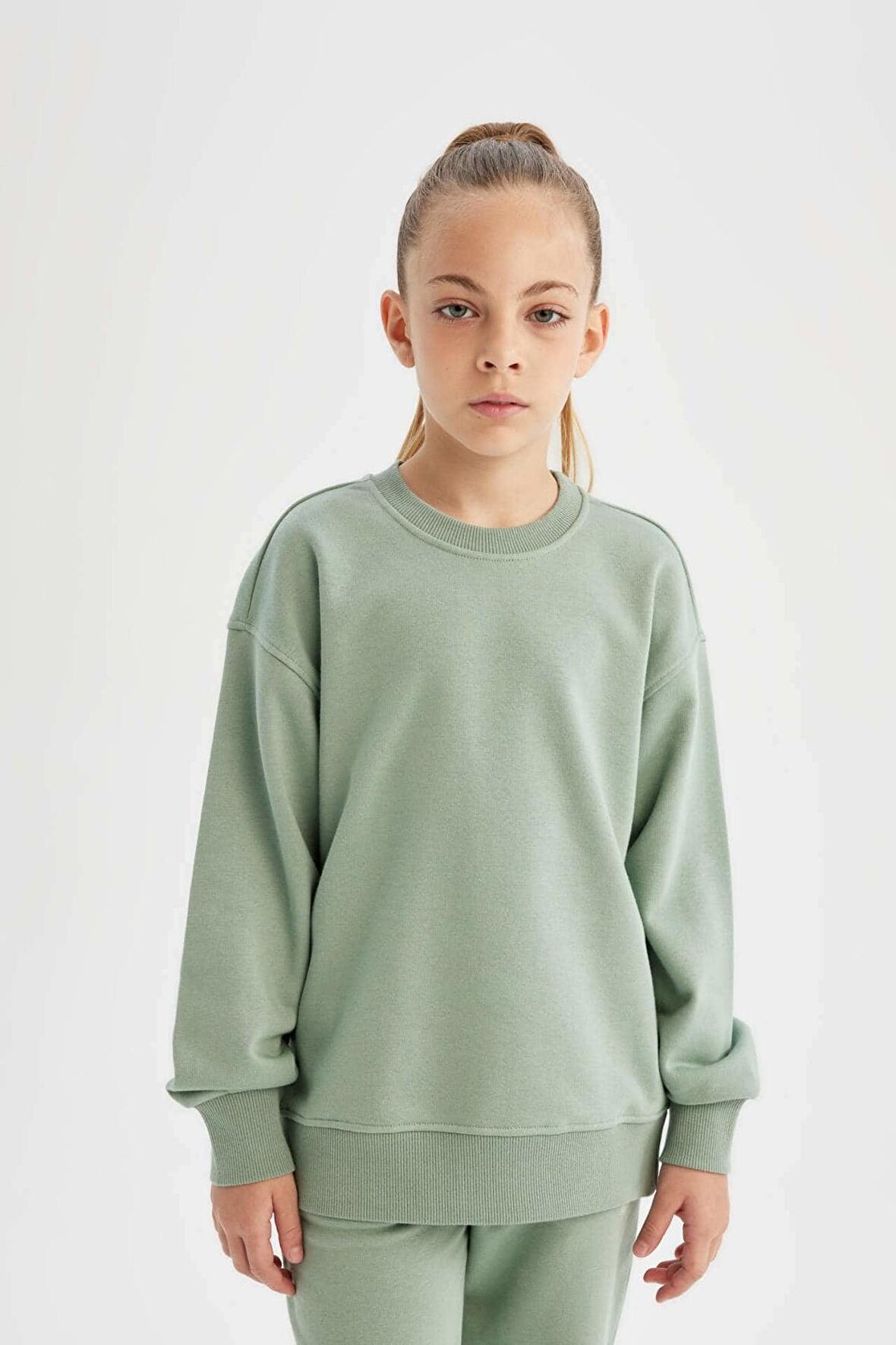DeFacto Kız Çocuk Relax Fit Bisiklet Yaka Basic Okul Sweatshirt A2797A824AUGN1129