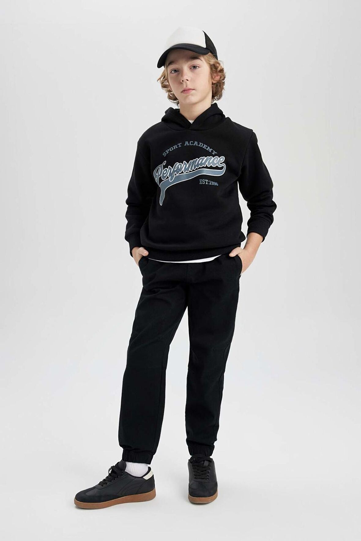 DeFacto Erkek Çocuk Beli Bağcıklı Cepli Lastikli Paça Jogger Basic Düz Pantolon B6713A824SMBK81