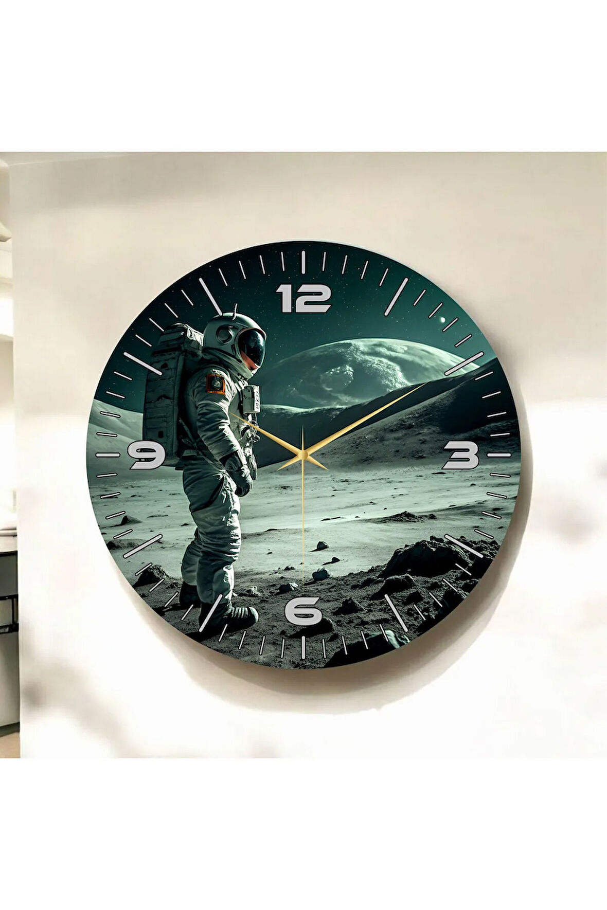 Renkli Baskı Ay ve Astronot Desenli Sayılı Hediyelik Ahşap Sessiz Duvar Saati 50cm