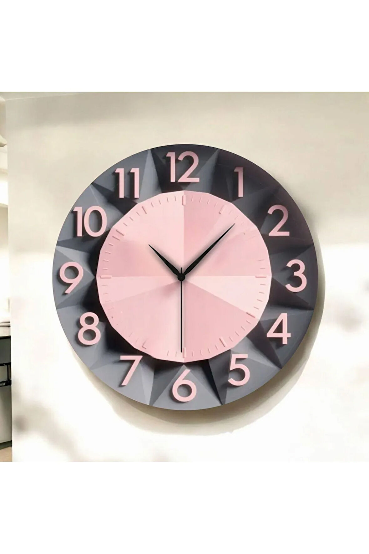 Siyah Pembe Renkli Baskı Kabartma Görünümlü Desenli Sayılı Hediyelik Ahşap Sessiz Duvar Saati 50cm