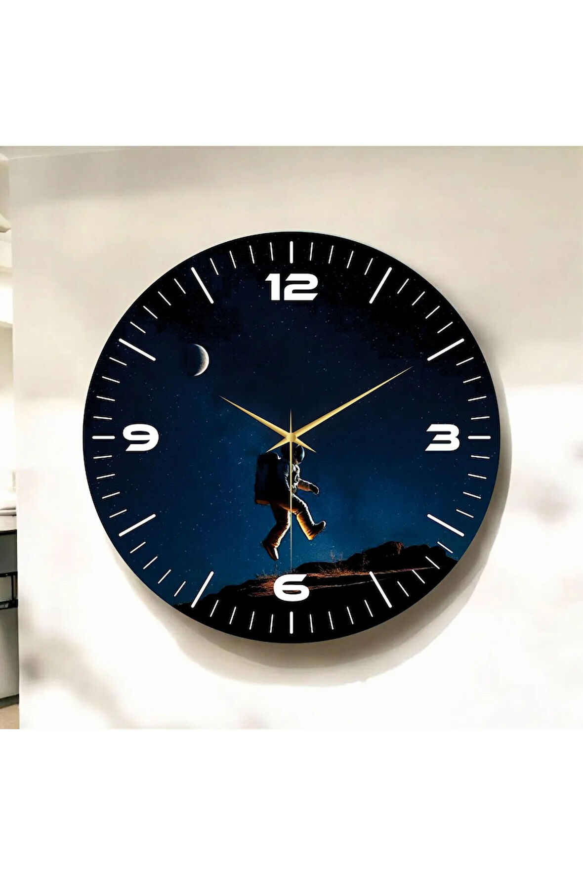 Renkli Baskı Astronot Desenli Sayılı Hediyelik Ahşap Sessiz Duvar Saati 50cm