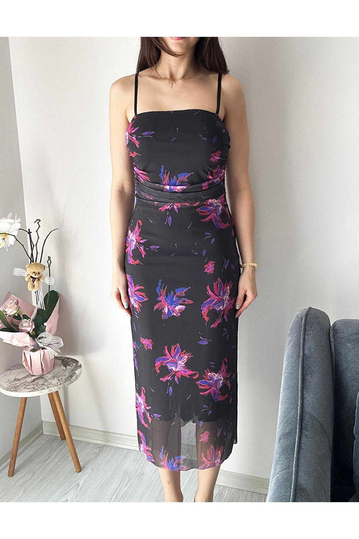 Kadın Siyah Çiçek Desenli Drapeli Esnek Askılı Yazlık Tül Elbise Astarlı Yeni Sezon Midi Tül Elbise