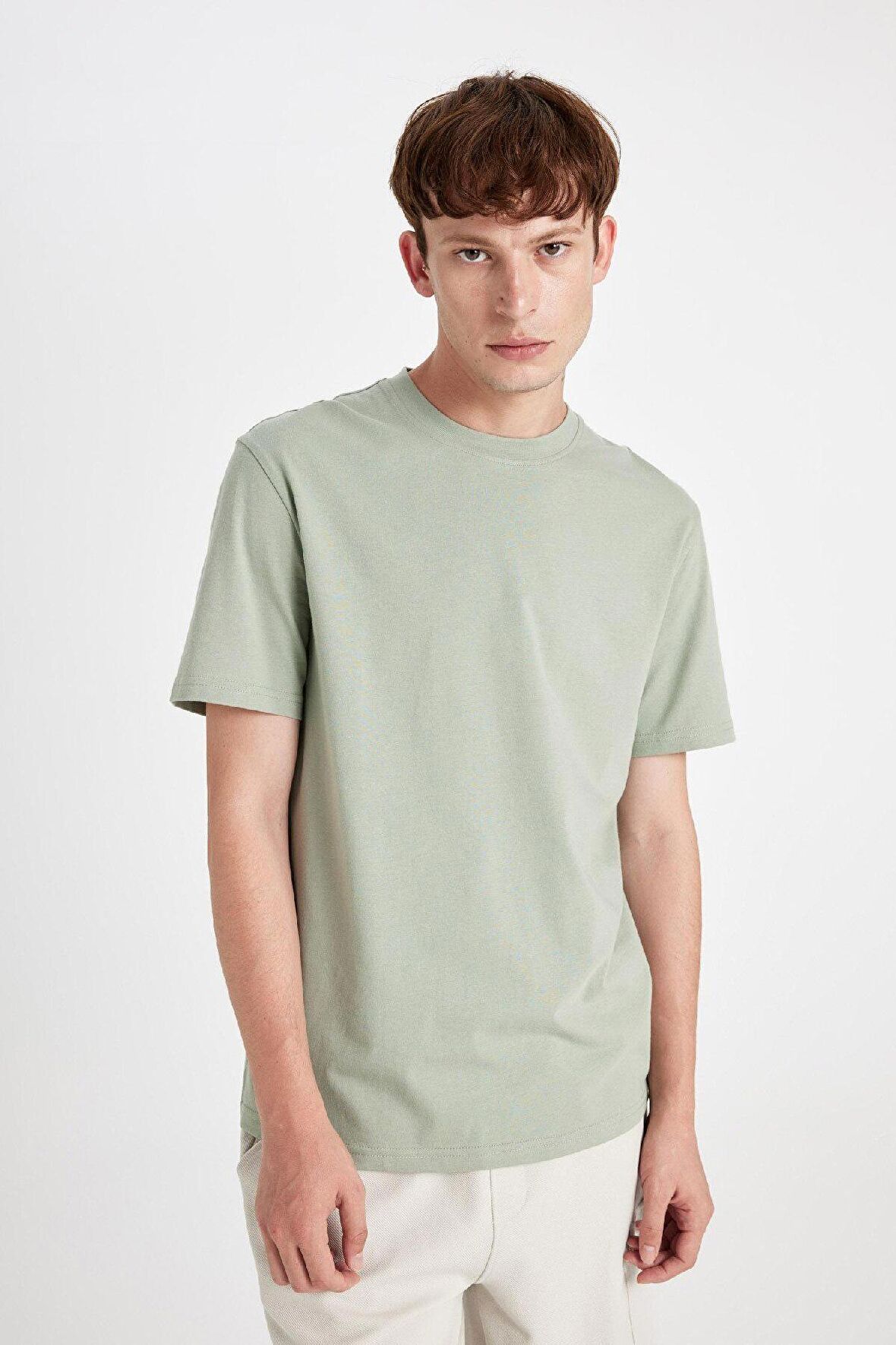 DeFacto New Regular Fit Bisiklet Yaka Basic Düz %100 Pamuk Kısa Kollu Tişört V7699AZ24AUGN1247