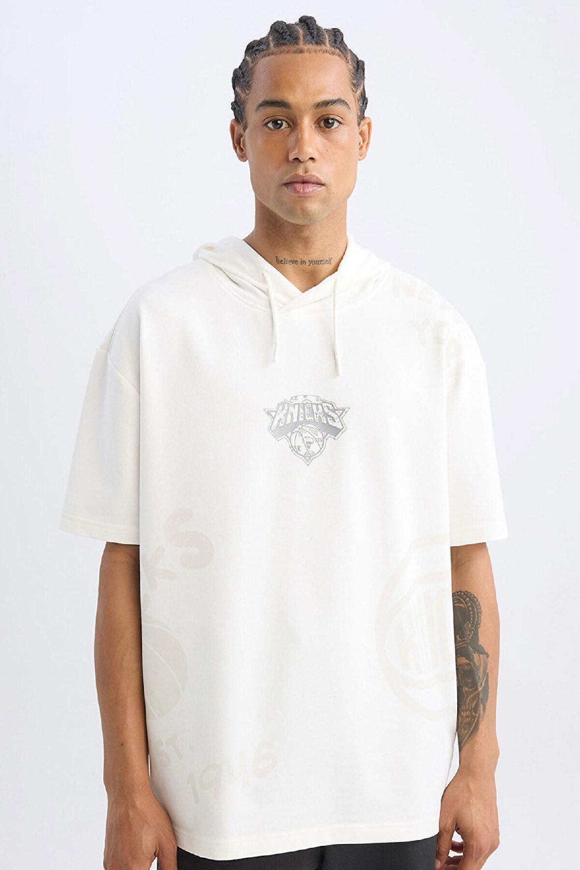 DeFactoFit NBA New York Knicks Oversize Geniş Kalıp Kapüşonlu Kısa Kollu Tişört D2570AX24AUER105