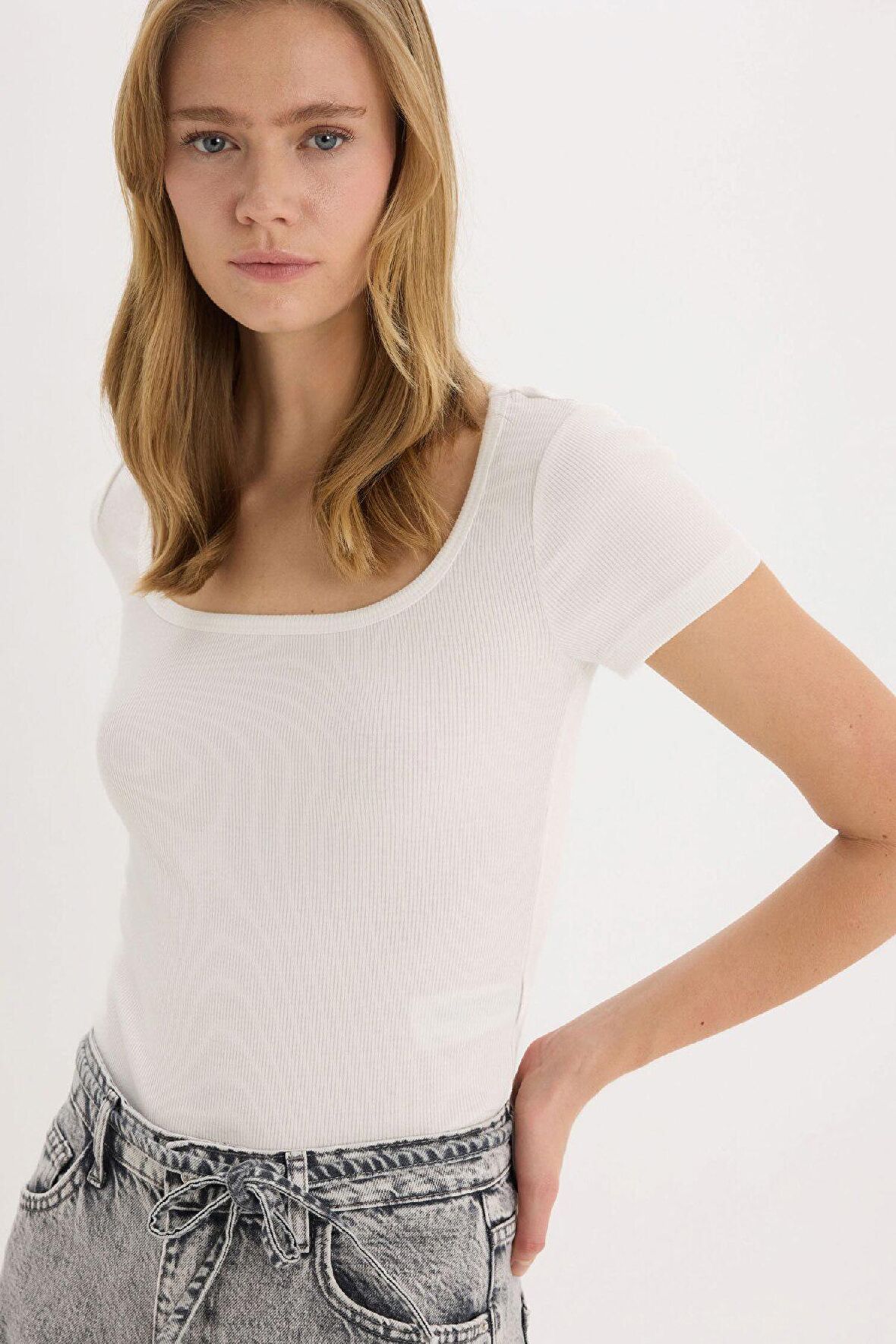 DeFacto Slim Fit Dar Kesim Yuvarlak Yaka Basic Düz Fitilli Kaşkorse Kısa Kollu Çıtçıtlı Tişört E6579AX25SPER105