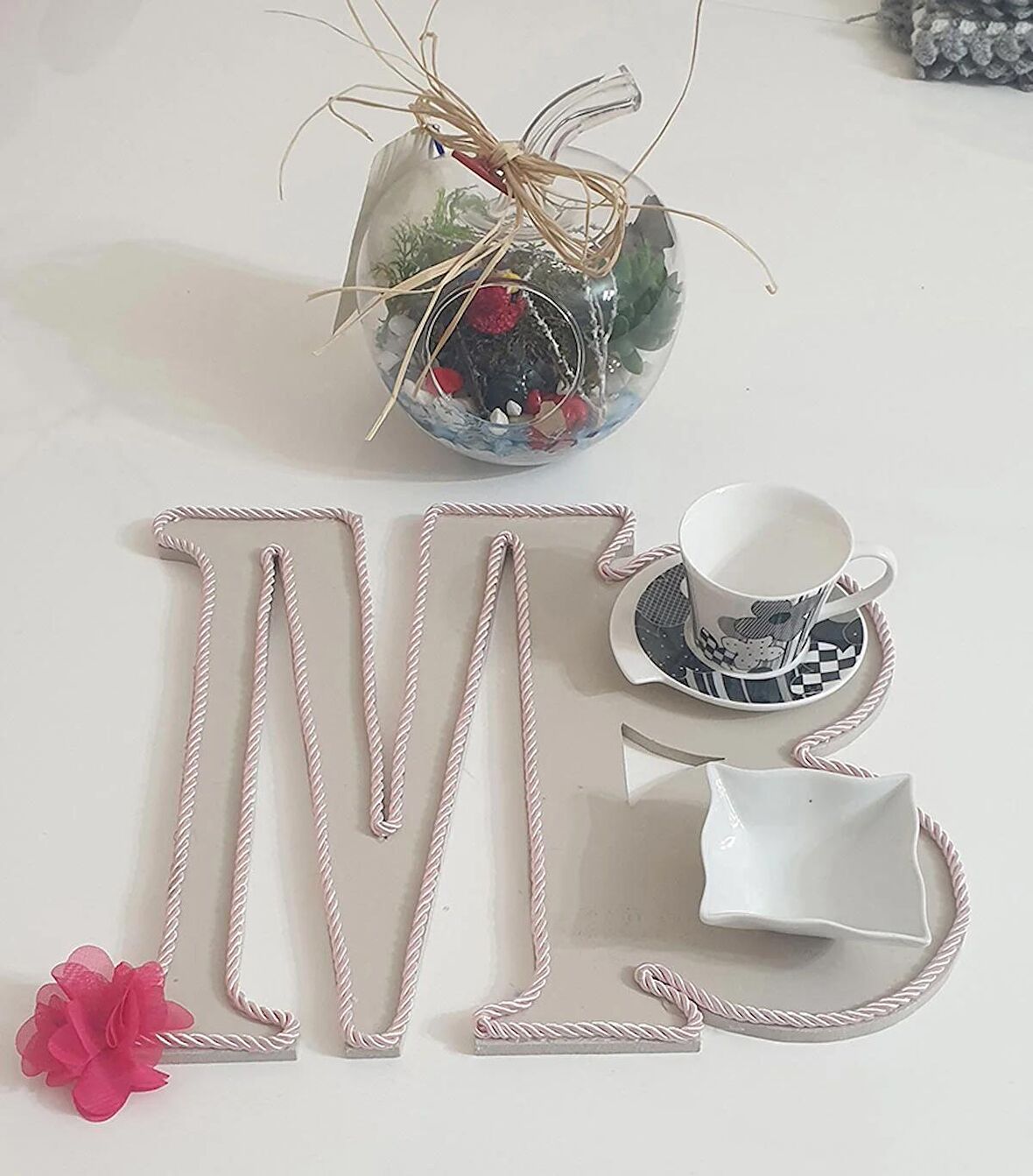 Kişiye Özel M Harfi İki Kişilik Ahşap Harf Sunumluğu