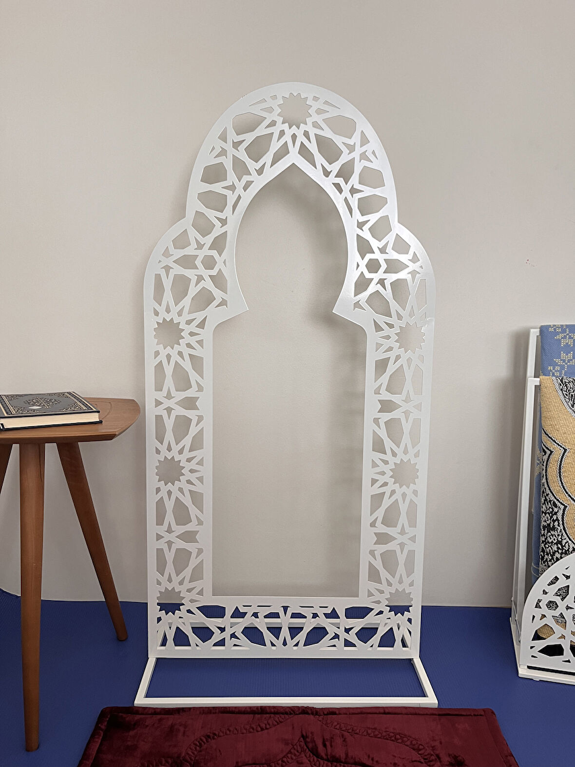 Ayaklı Metal Mihrab, İslami Motifli, Namaz Köşesi, Mescit Dekoru Beyaz
