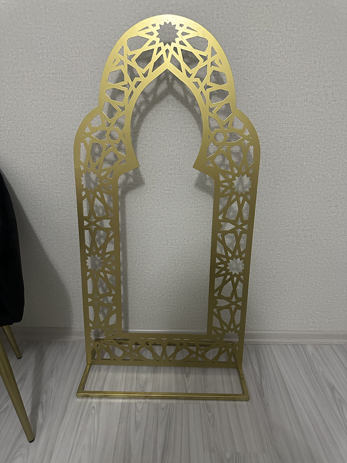 Ayaklı Metal Mihrab, İslami Motifli, Namaz Köşesi, Mescit Dekoru Gold