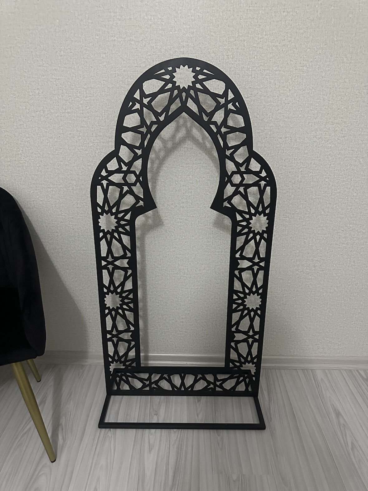 Ayaklı Metal Mihrab, İslami Motifli, Namaz Köşesi, Mescit Dekoru Siyah