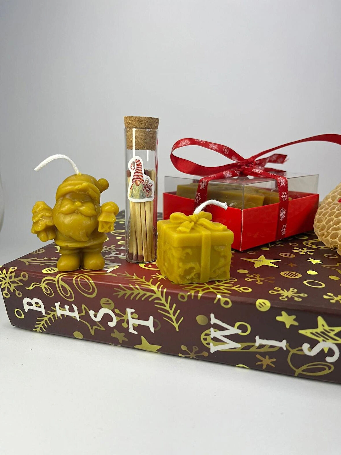 Doğal Balmumu Mum Yılbaşı Konseptli Hediye Kutusu - Apicraft (Noel Baba & Hediye Paketi Mum & Kibrit)