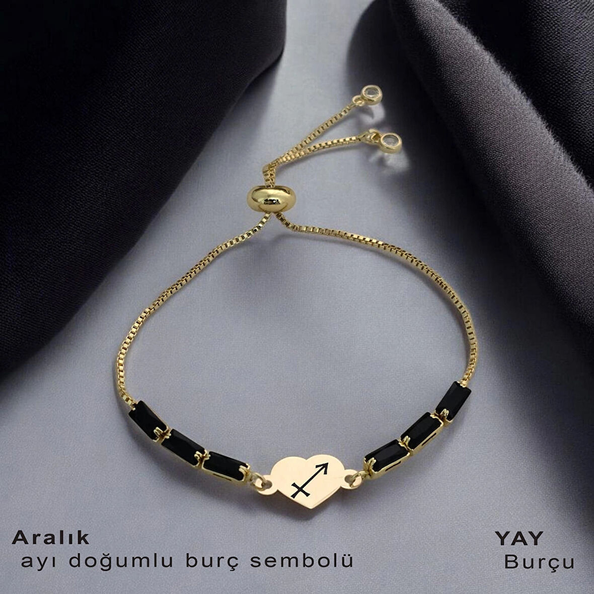 Yeni Umudu Yansıtan Kalp Motifli ve Işıltılı Siyah Taşlı 14 Ayar Altın Plakalı Aralık Bilekliği