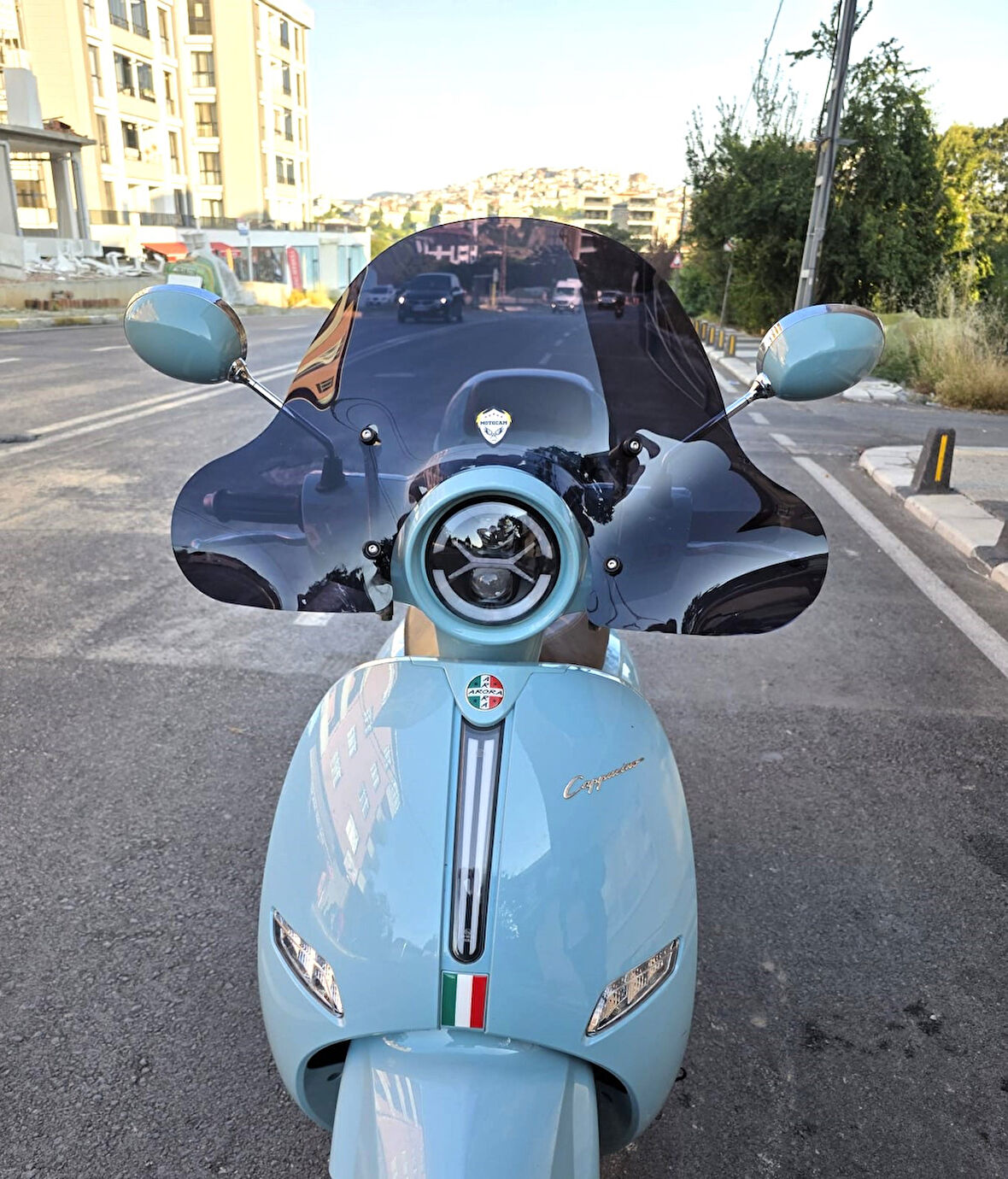 MOTOCAM Arora Cappucino Siperlik Ön Cam 2003-2025 Model 39cm Siyah Renkli 4mm APARATSIZDIR