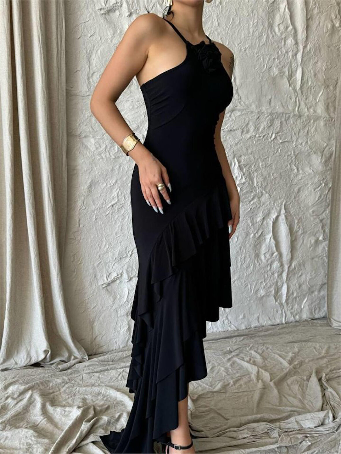 GÜLLÜ ELBİSE ASİMETRİK KATLI - Siyah