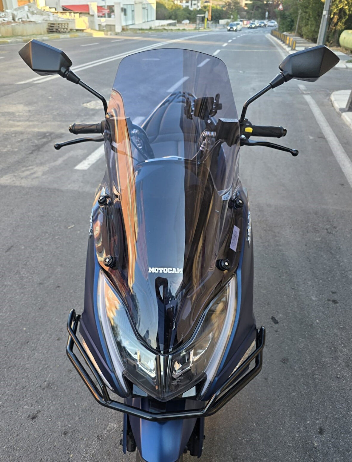 MOTOCAM Arora Safari PRO Siperlik Ön Cam 2023-2025 Model 70cm Füme Renkli 4mm ORİJİNAL BOYLU