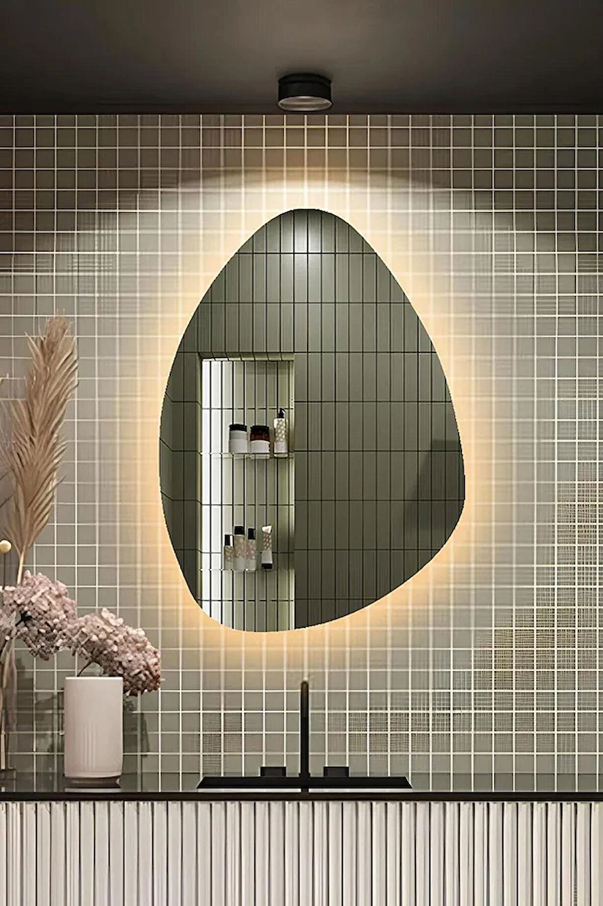 Fawdecor Led Işıklı Asimetrik Üçgen Model Dekoratif Duvar Aynası, Modern Eşsiz Ayna, Duvar Dekorasyon Ürünü 50 x 70 Cm Gün Işığı