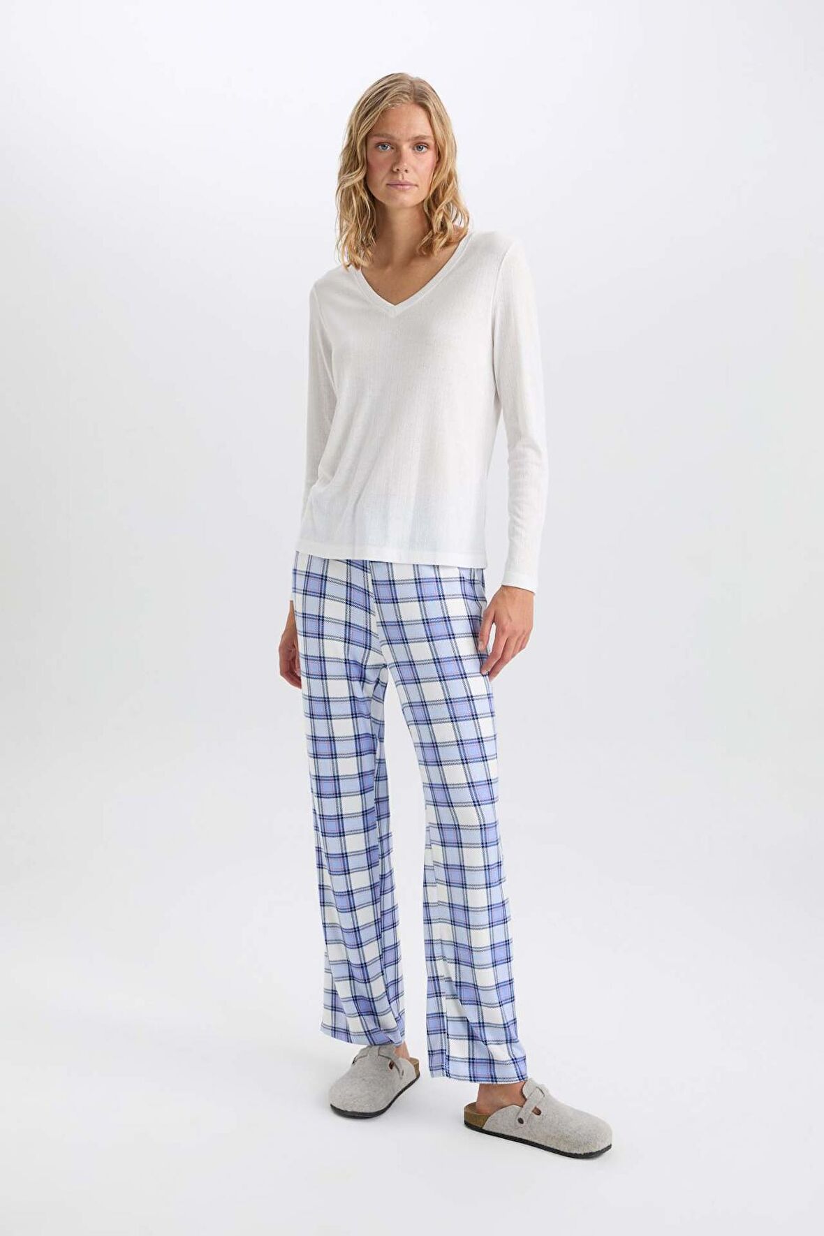 DeFacto Fall in Love Pijama Takım V Yaka Uzun Kollu Basic Düz Üst Kareli Beli Lastikli Alt C5438AX24AUBE553