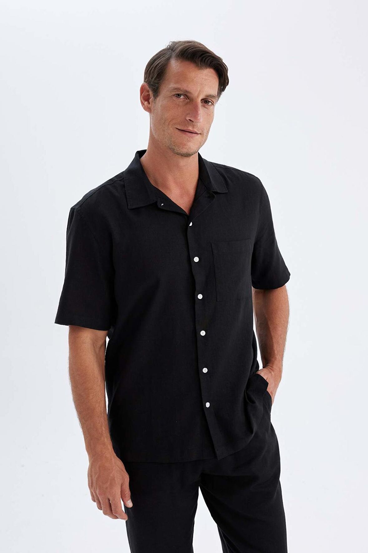 DeFacto Relax Fit Yazlık Polo Yaka Keten Karışımlı Kısa Kollu Siyah Gömlek C1110AX24SMBK81