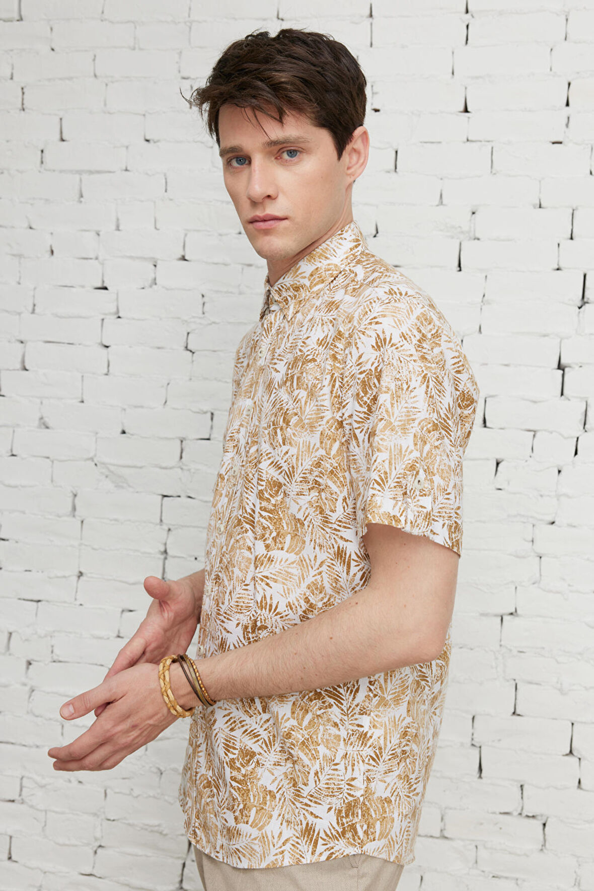 Erkek Beyaz-Kahve Slim Fit Dar Kesim Gizli Düğmeli Yaka %100 Pamuk Baskılı Gömlek