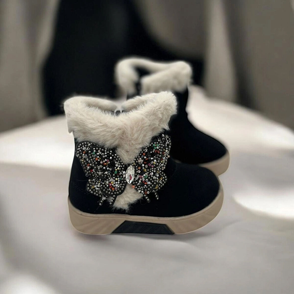 KIZ ÇOCUK KELEBEKLİ KAYMAZ TABAN BOT 