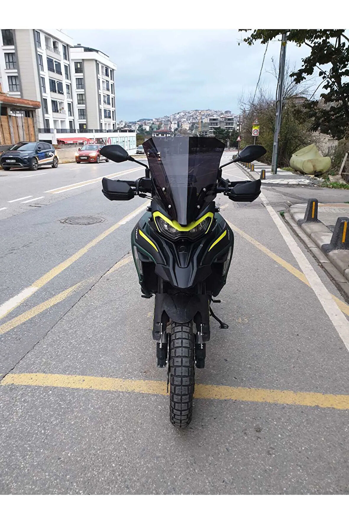 Benelli TRK 702 X Siperlik Ön Cam 2024 Model 51cm Siyah Renkli 4mm 1. TASARIM