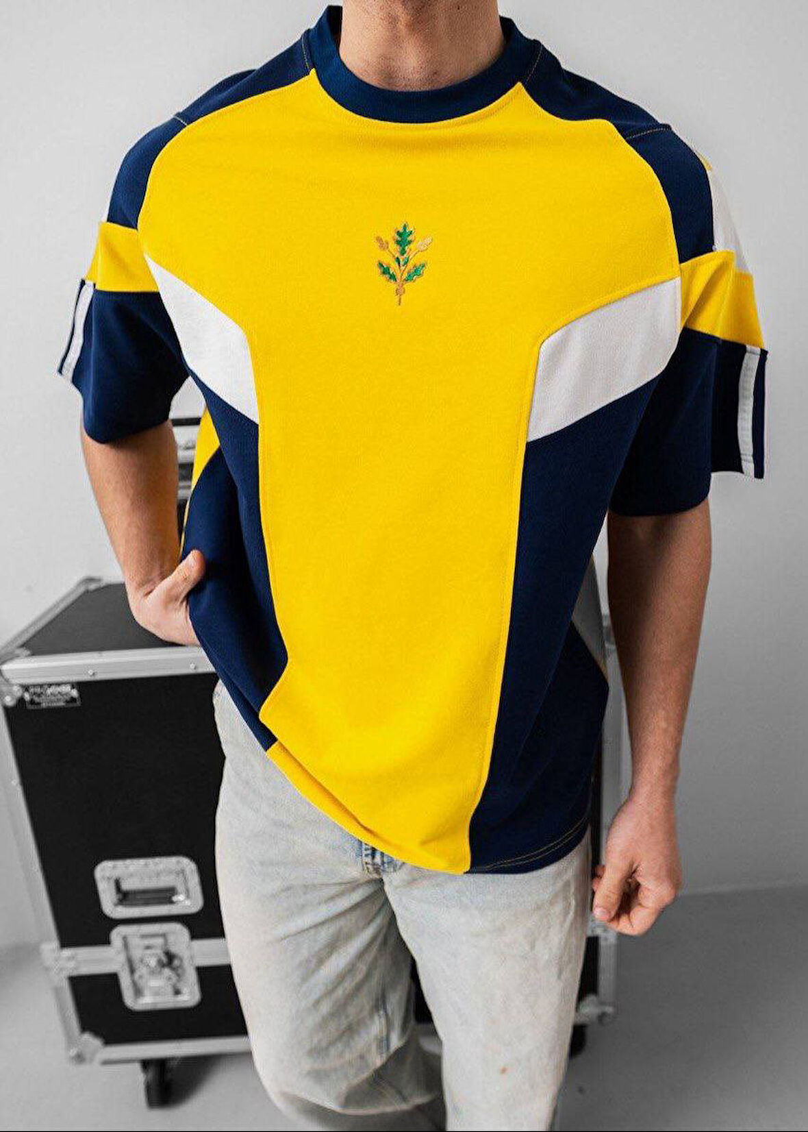 SARI LACİVERT BEYAZ FİGÜRLÜ TİŞÖRT - SARI LACİVERT t-shirt