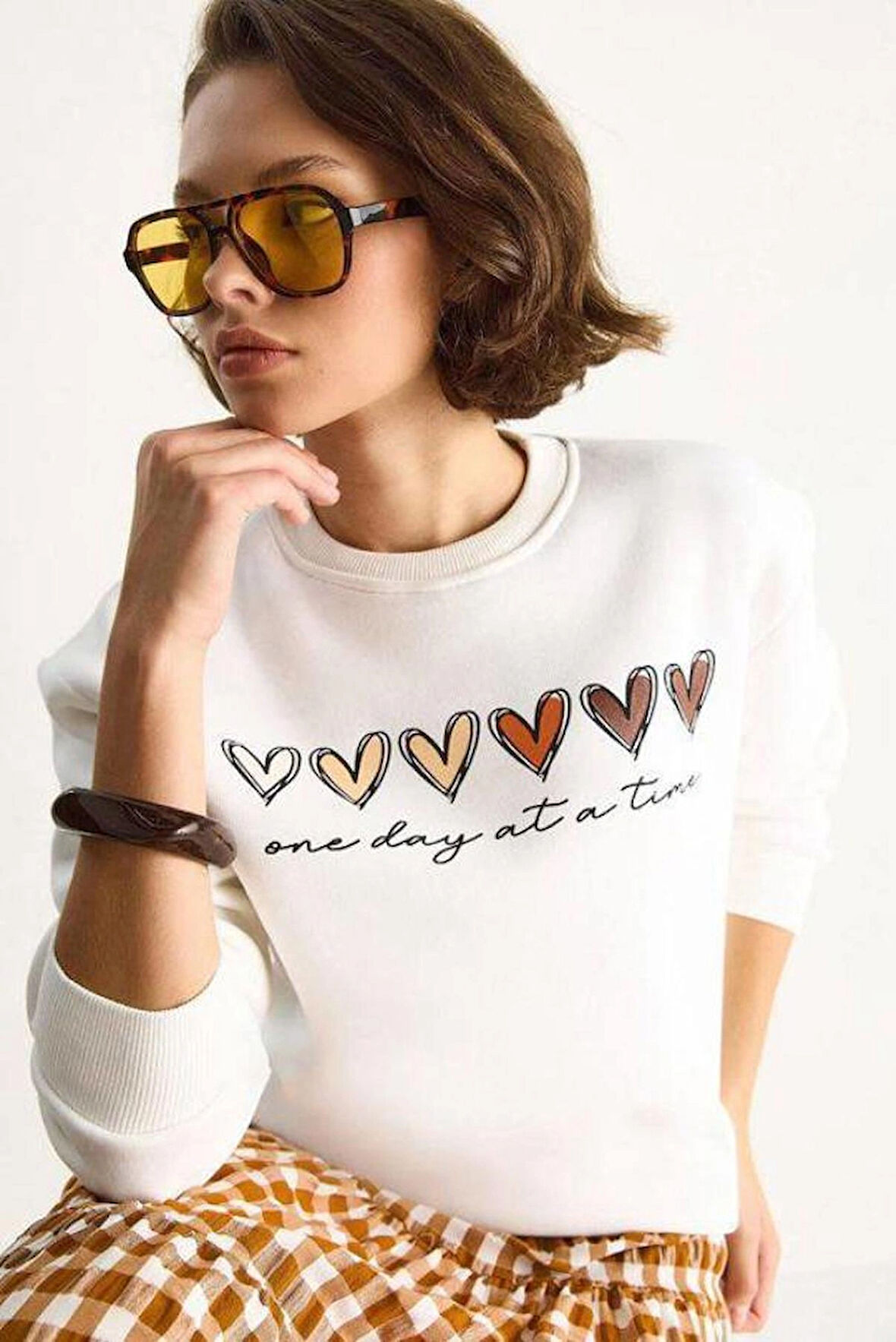  Kadın beyaz kalp baskılı sweatshirt