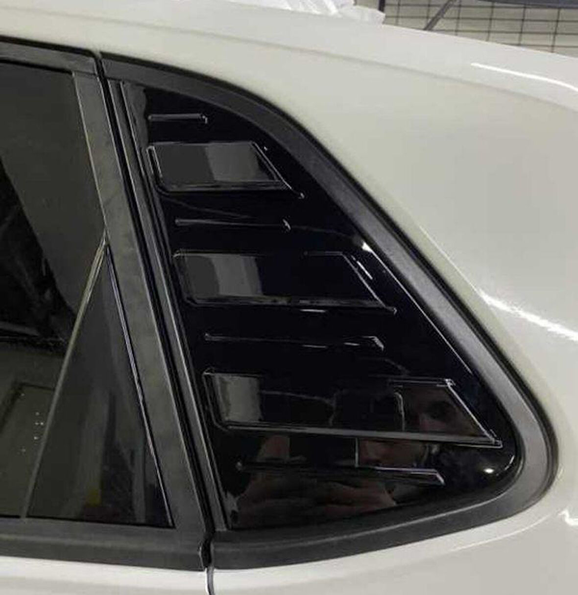 Volkswagen Polo İçin Uyumlu 2019+ Kelebek Cam Kaplama Piano Black