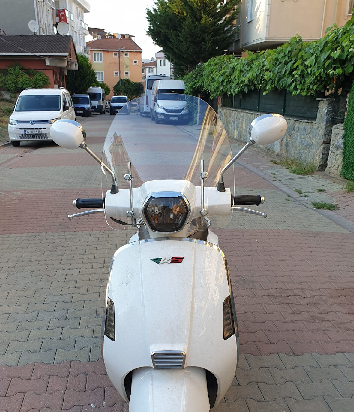MOTOCAM RKS Bitter Siperlik Ön Cam 2022-2025 Model 43cm Şeffaf Renkli 4mm Elciksiz Ve APARATSIZDIR