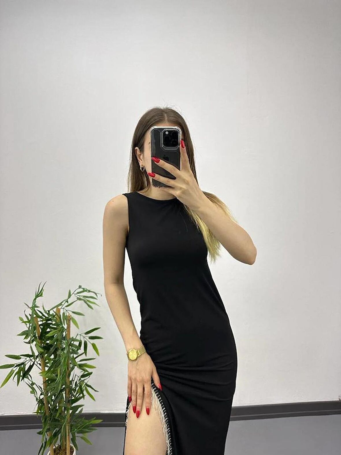 Kolsuz Zincir Detaylı Yırtmaçlı Elbise