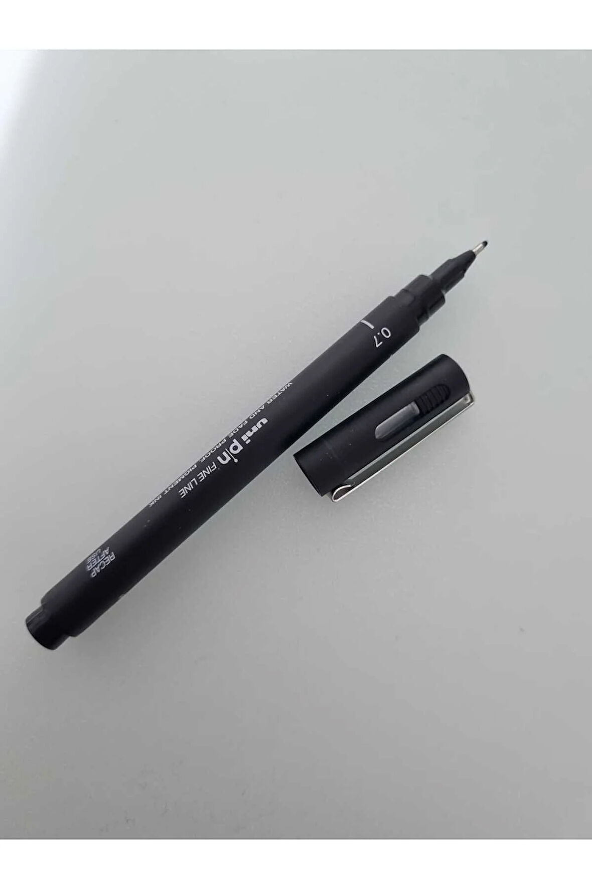 Uni-Ball Çizim Kalemi Akrilik Uçlu Fine Line Pin 0.7 MM Siyah (1 adet)