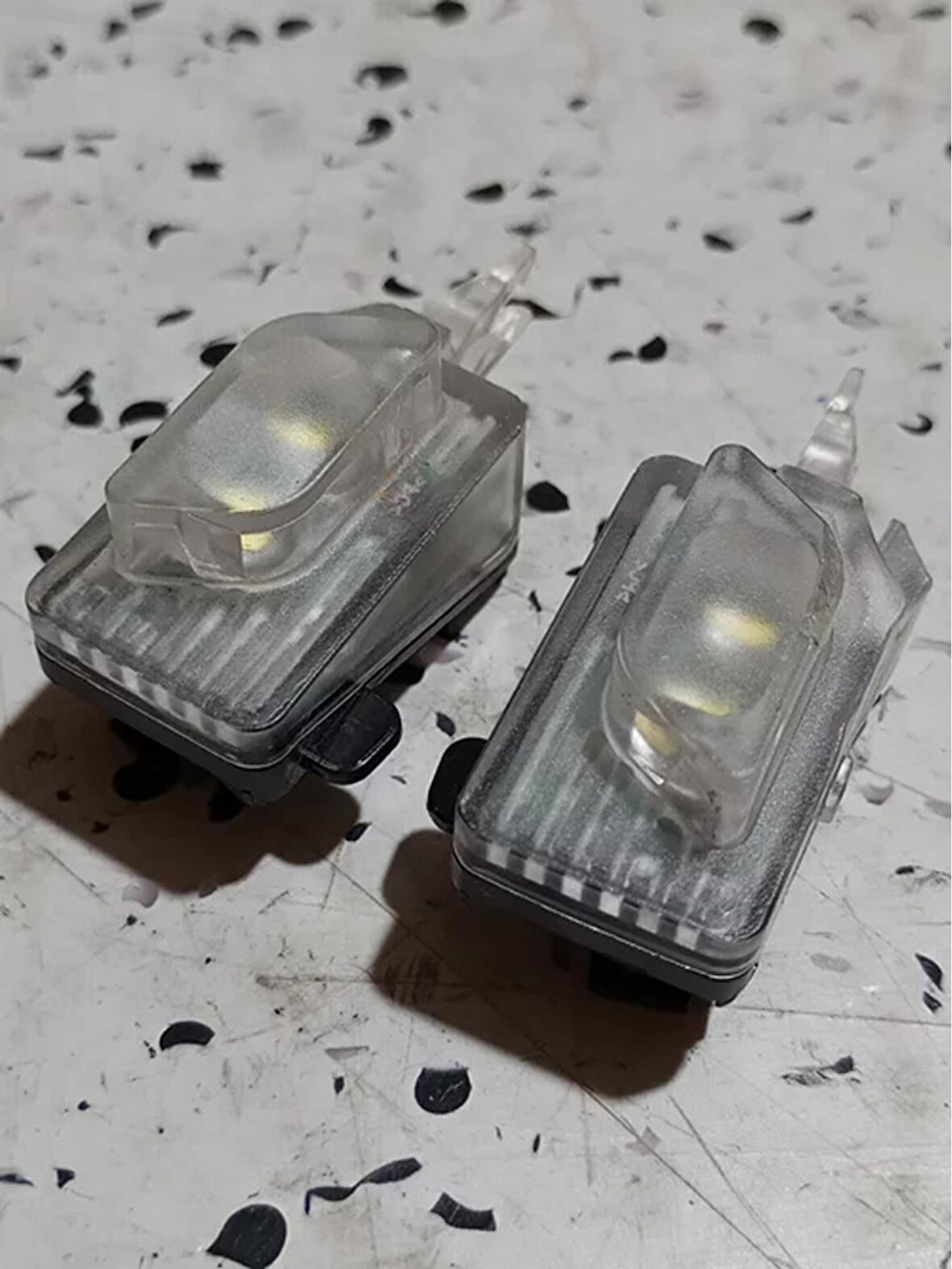 8W0947133 8W0947134 16-25 Audi A4 Kapı Kolu Aydınlatma 2 AtiParts