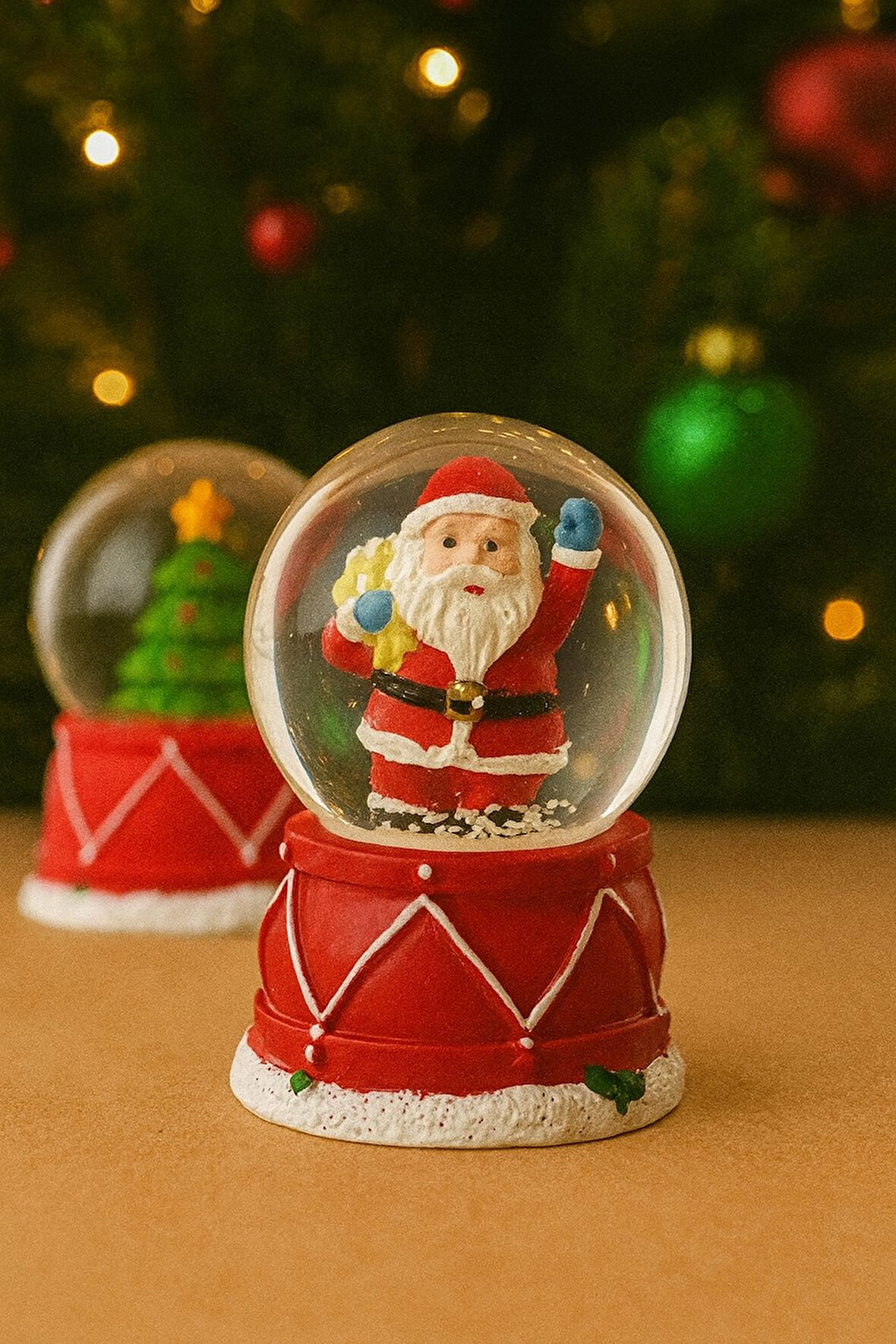 Noel Baba Figürlü LED Işıklı Kar Küresi 6,5 cm – Yeni Yıl Yılbaşı Dekoratif Hediyelik N43