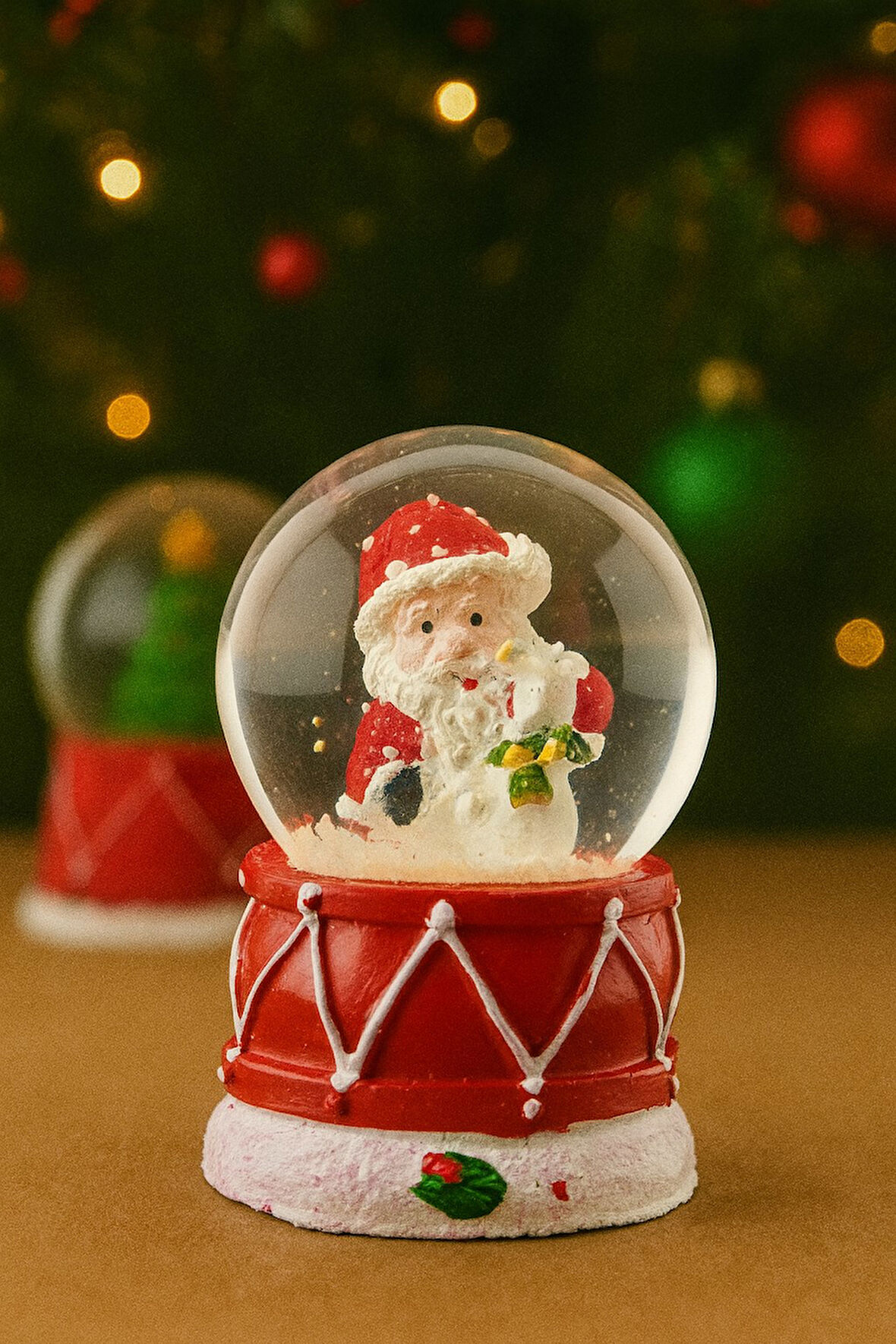 Yılbaşı Temalı Noel Baba  Kar Küresi – Yılbaşı Hediyesi LED Işıklı Hediyelik 6,5 cm