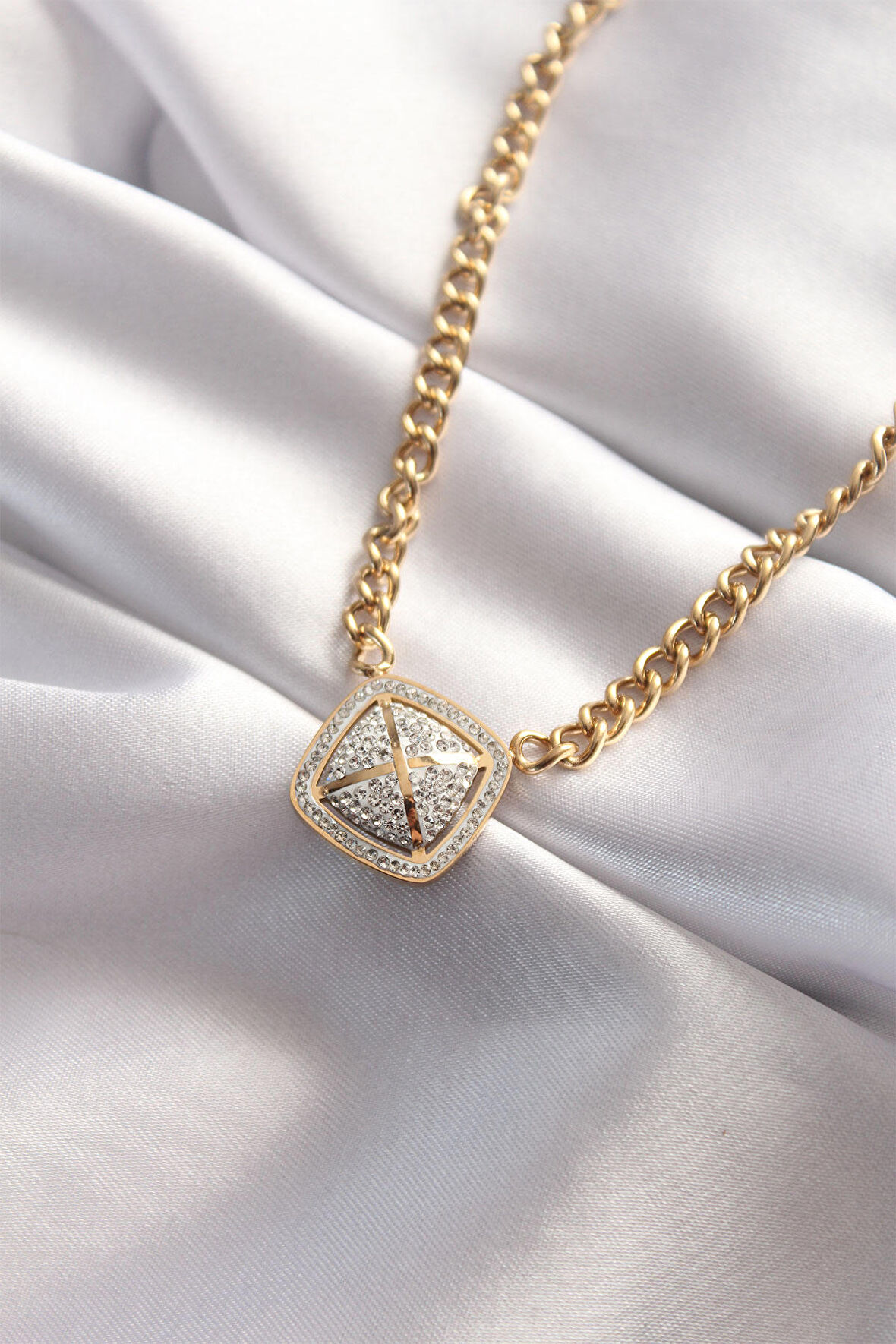 Buyers Butik 316L Çelik Taşlı Gold Renk Oxox Tasarımlı Kolye