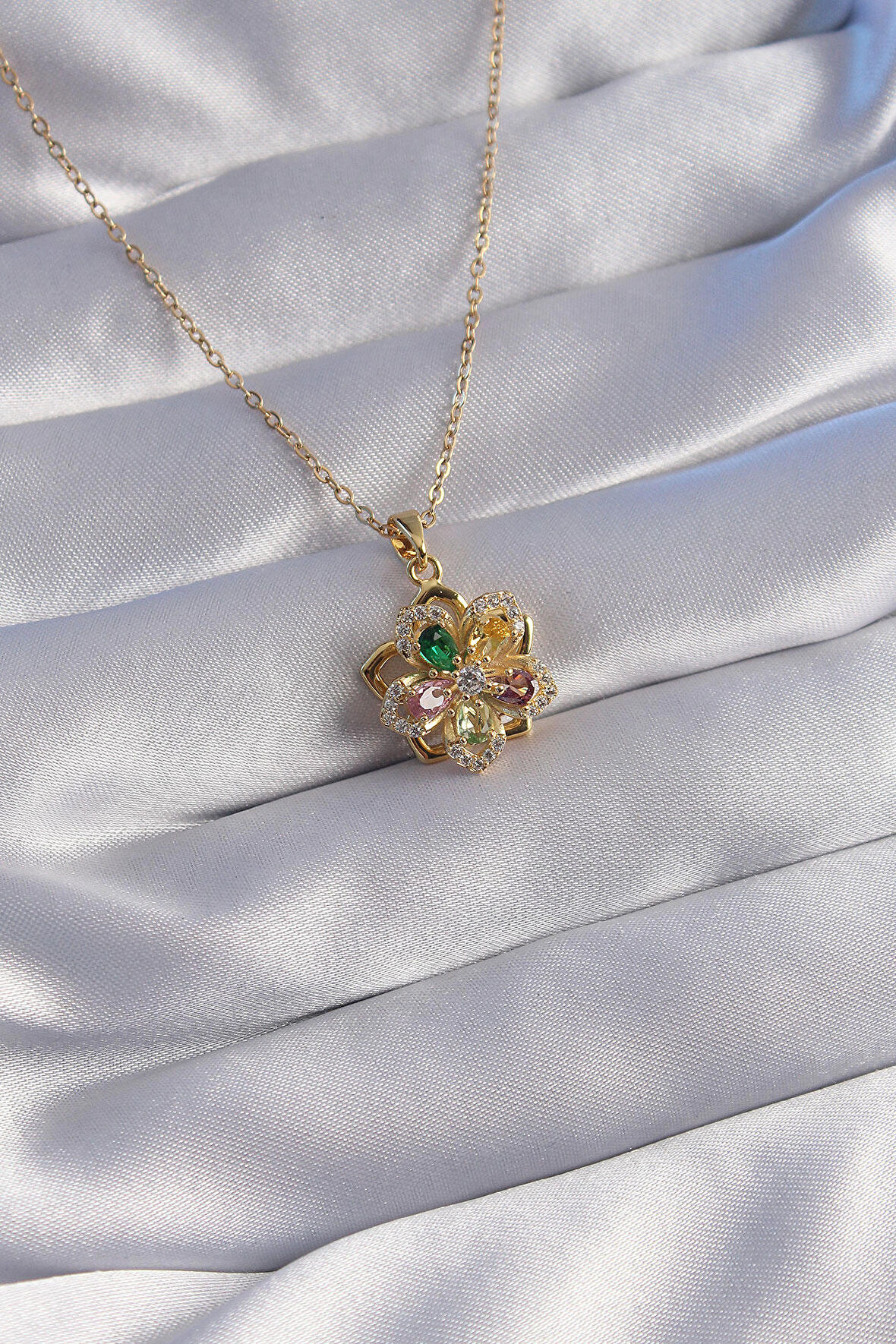 Buyers Butik 316L Çelik Zincir Gold Renk Renkli Zirkon Taşlı Çiçek Tasarımlı Kolye