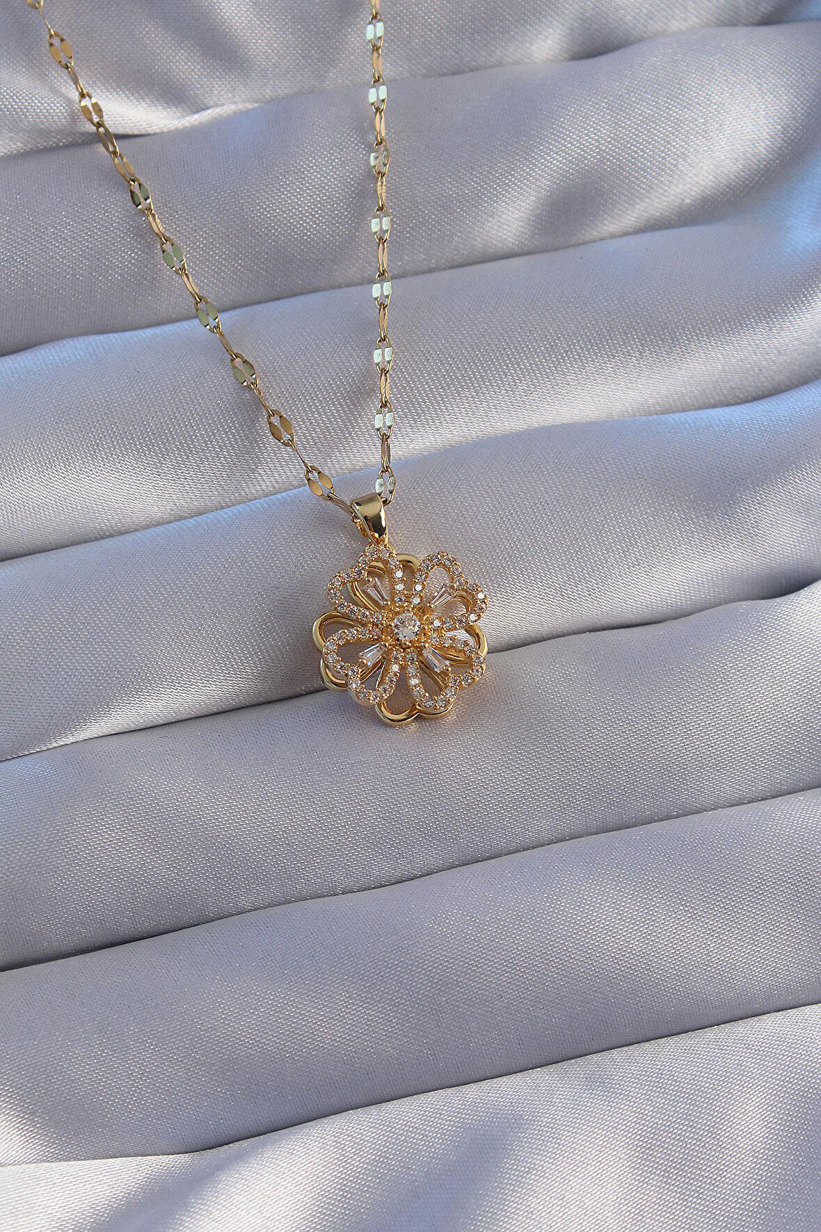 Buyers Butik 316L Çelik Zincir Gold Renk Zirkon Taşlı 2li Görünümlü Yonca Kolye