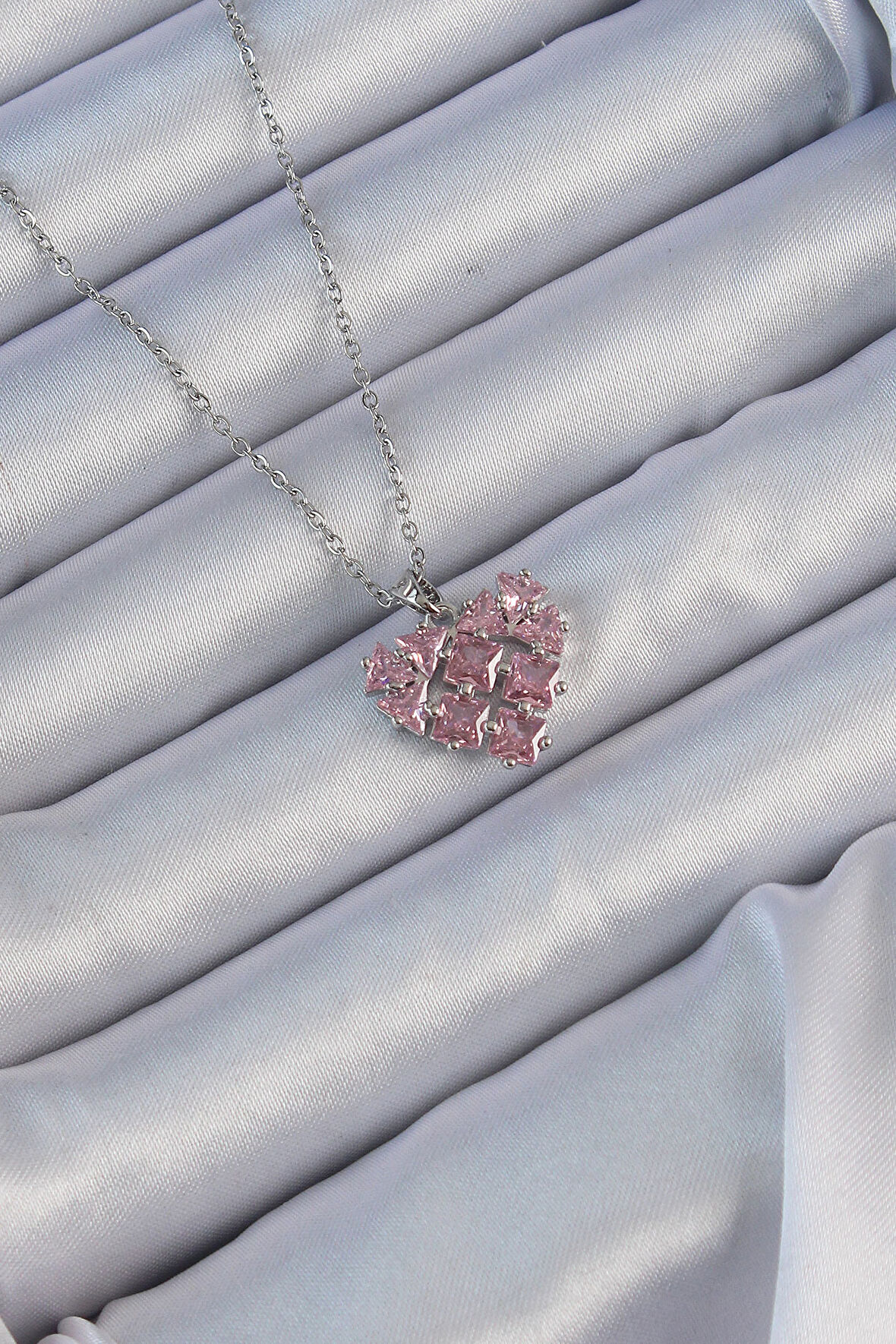 Buyers Butik 316L Çelik Zincir Gümüş Renk Pembe Parçalı Zirkon Taşlı Kalp Kolye
