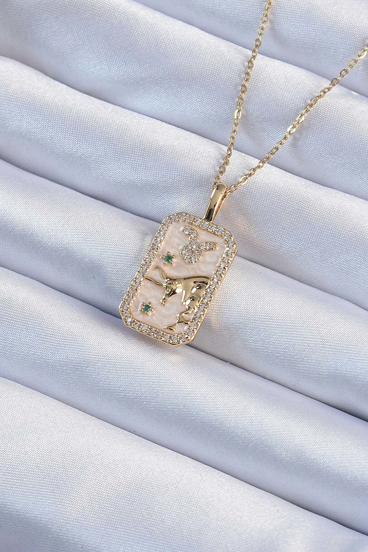Buyers Butik 316L Çelik Zincir Altın Renk Zirkon Taşlı Boğa Figürlü Tarot Kolye