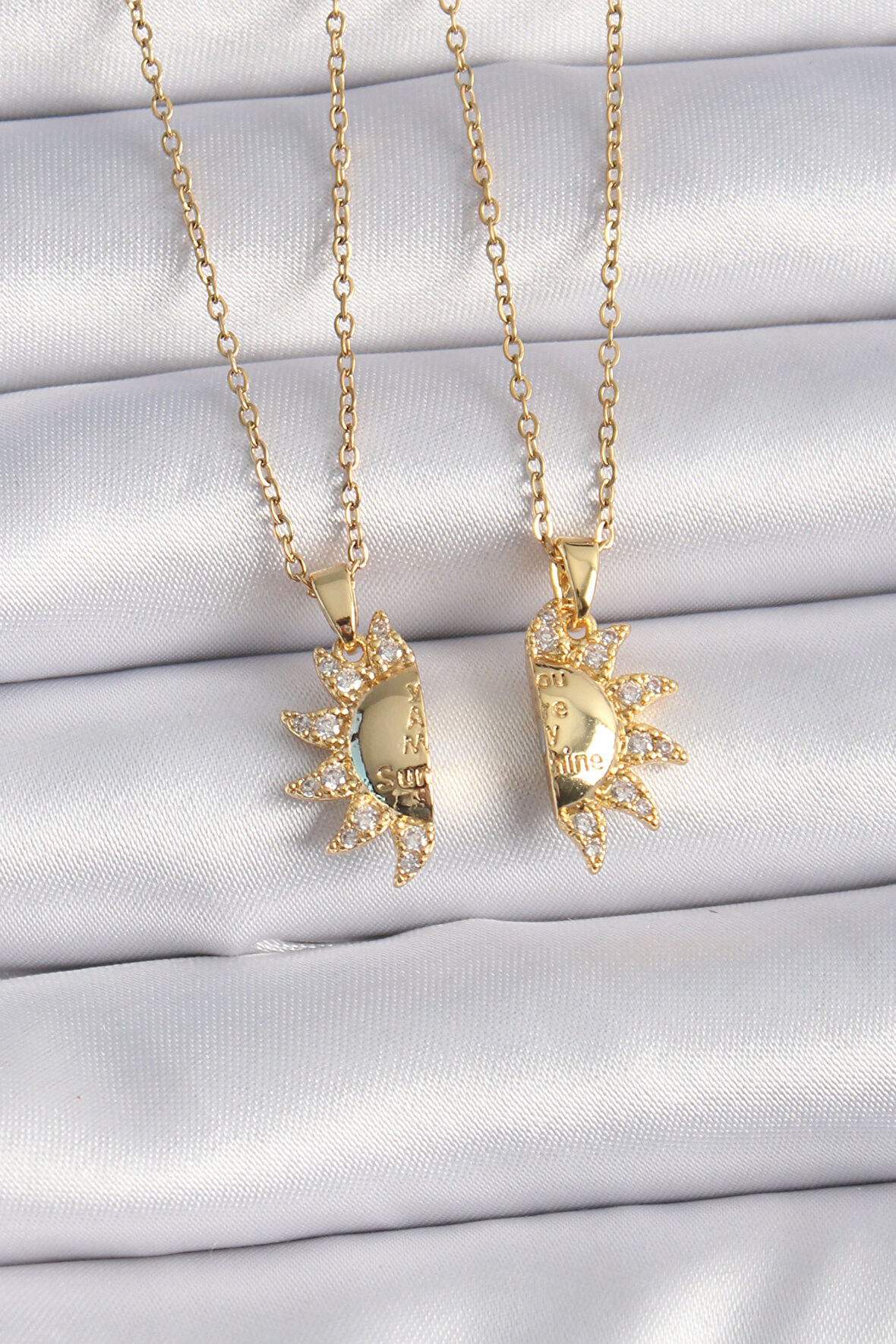 Buyers Butik 316L Çelik Gold Renk Zirkon Taşlı Güneş Model İşleme Yazı Detay Arkadaş Kolyesi