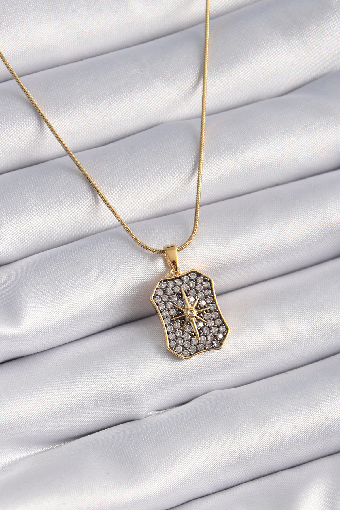 Buyers Butik 316L Çelik Gold Renk Zirkon Taşlı Kutup Yıldız Model Vintage Kadın Kolye