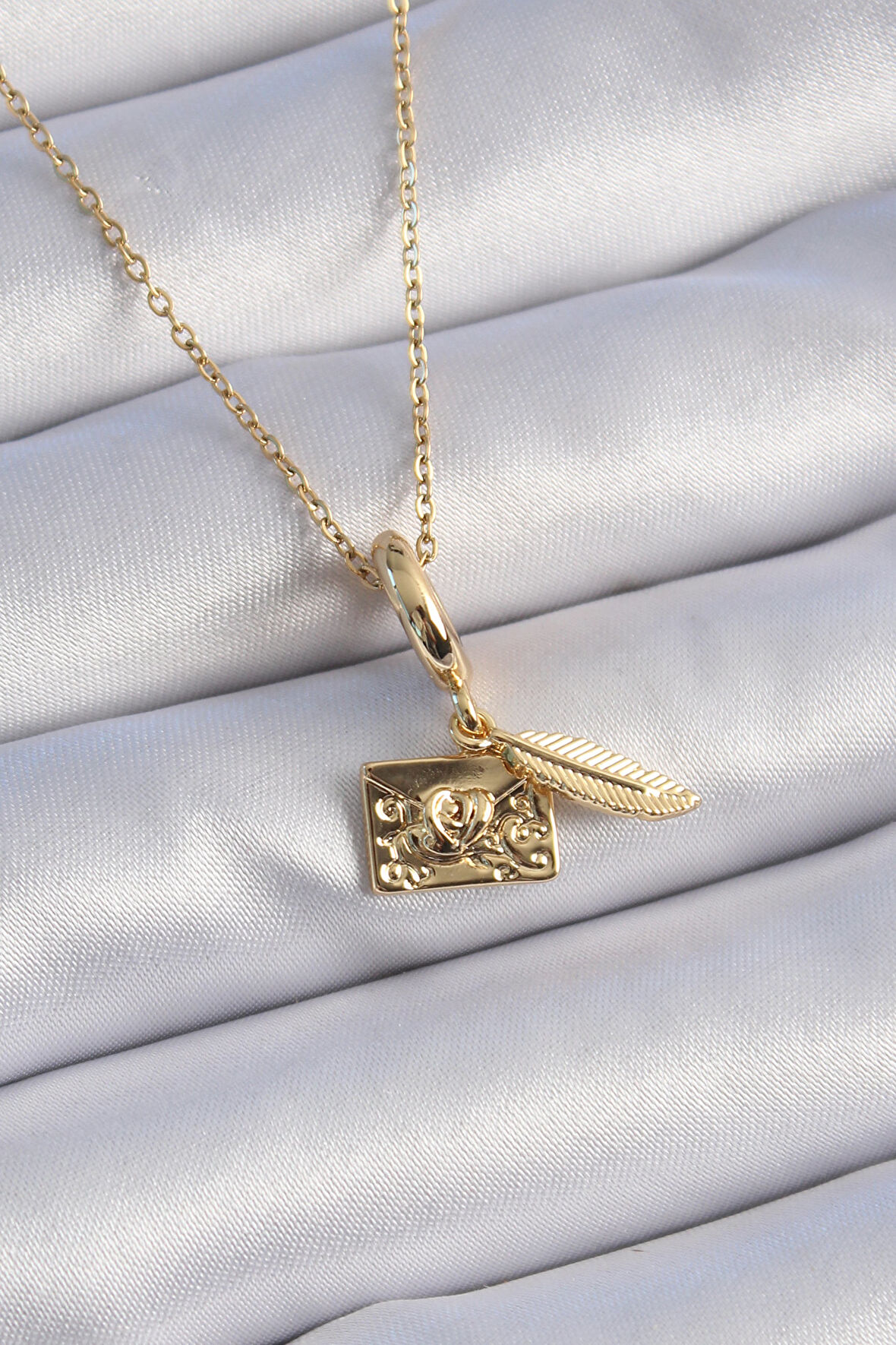 Buyers Butik 316L Çelik Gold Renk Kalp Detay Mektup Figür Charm Model Kadın Kolye