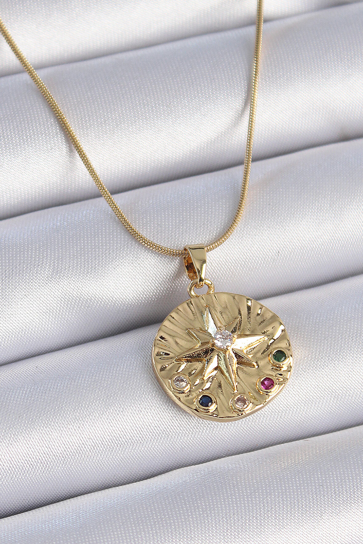 Buyers Butik 316L Çelik Zincir Gold Renk Renkli Zirkon Taşlı Yıldız İşlemeli Madalyon Model Kadın Kolye