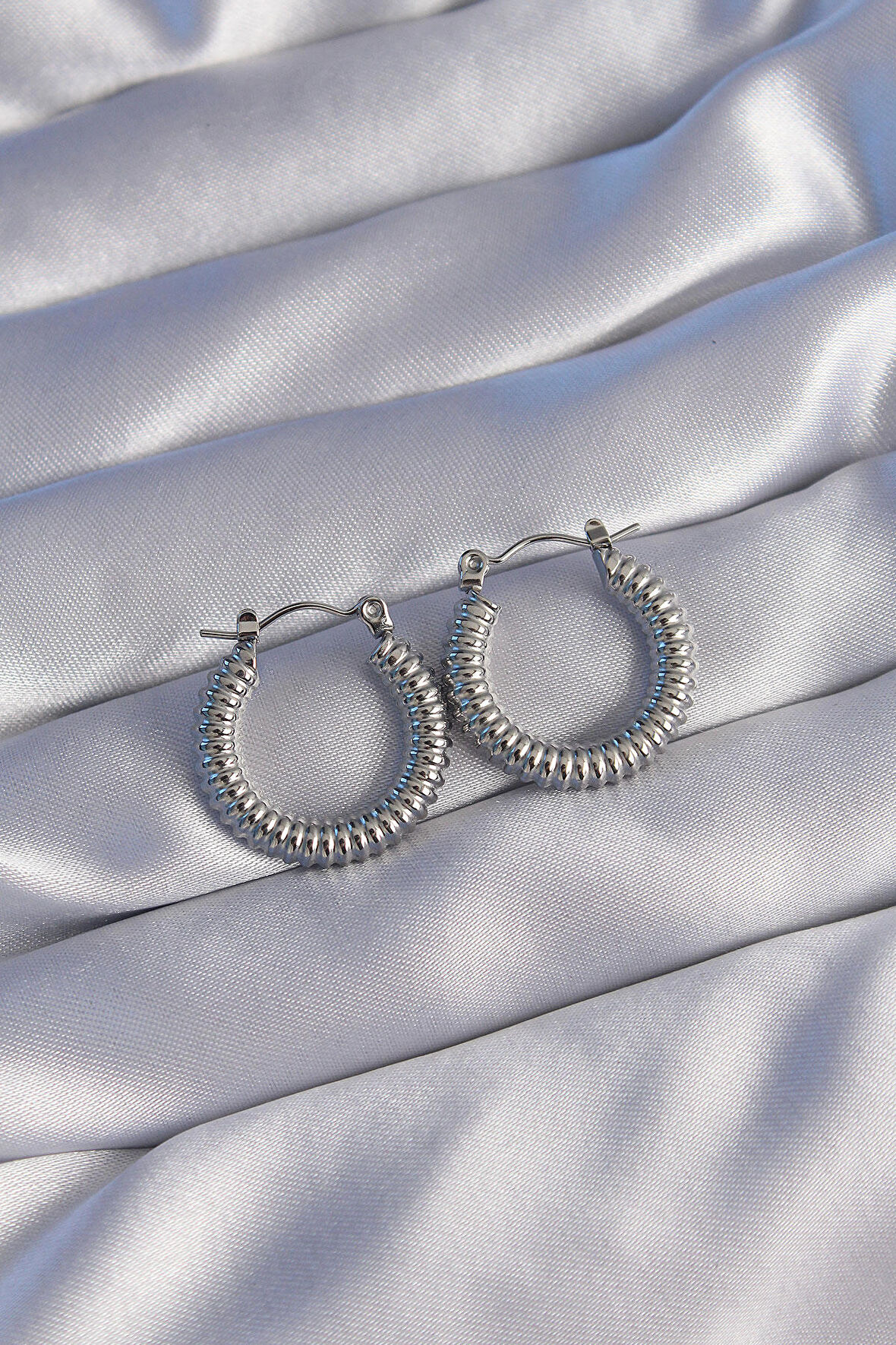 Buyers Butik 316L Çelik Gümüş Renk Oval Tasarımlı Tırtıklı Küpe